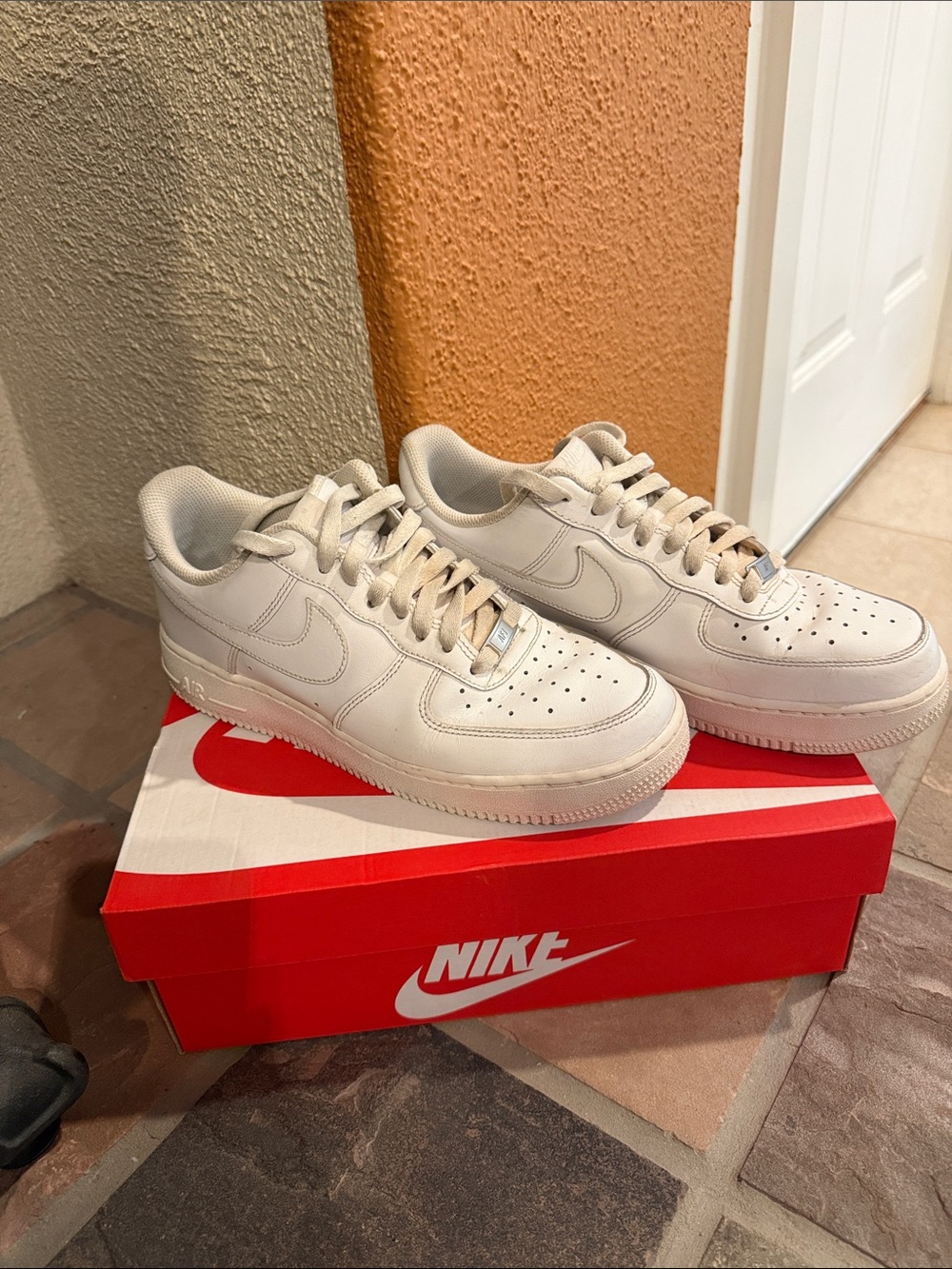 Nike White Leather Low-Top Sneakers - Picture 1 of 3